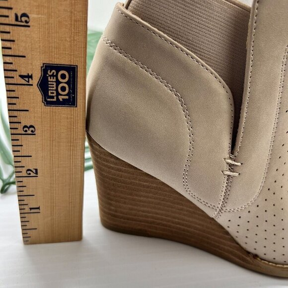 DV by Dolce Vita Gerdy Beige Perforated Round Toe Wedge Heel Booties Size 8.5 NW - Picture 10 of 11